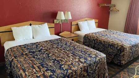 Newton Inn in Newton, KS Отели в г. Ньютон