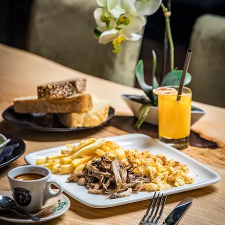 Les Fleurs Boutique Hotel Отели рядом с достопримечательностью «Национальный дворец культуры»