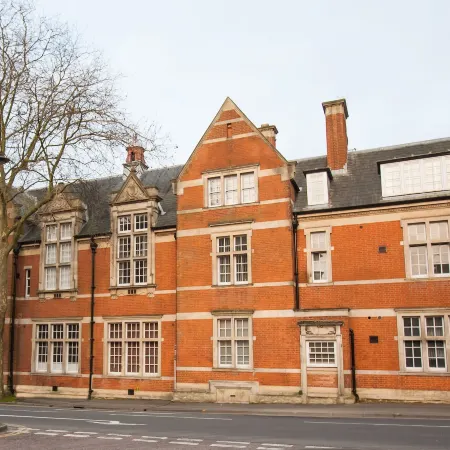Comfortable Swindon Town Centre Apartments, Free Parking, Sleeps up to 8
