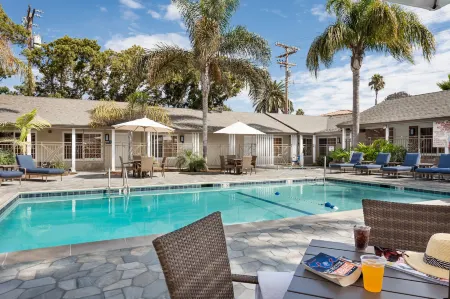 Holiday Inn Express & Suites la Jolla – Windansea Beach Отели рядом с достопримечательностью «Библиотека Гейзел»