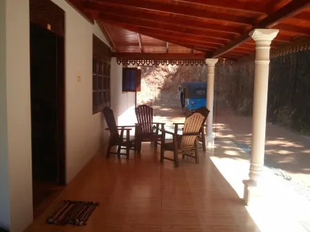 Damith Tourist Inn Отели рядом с достопримечательностью «Whale watching Mirissa with Geeth»