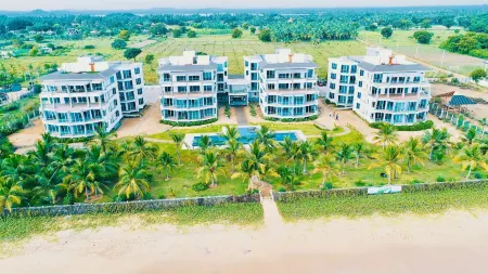Beach Paradise by Oceanfront Condos Отели рядом с достопримечательностью «Нилавели Бич»
