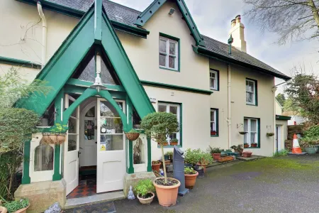 Robin Hill House Heritage Guest House Отели рядом с достопримечательностью «Cobh Cathedral»
