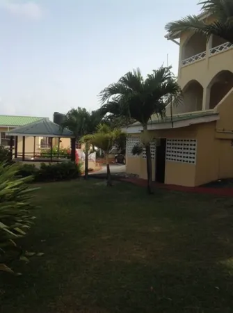 Wave Crest Suites Отели рядом с достопримечательностью «Taylors Chidren Center»