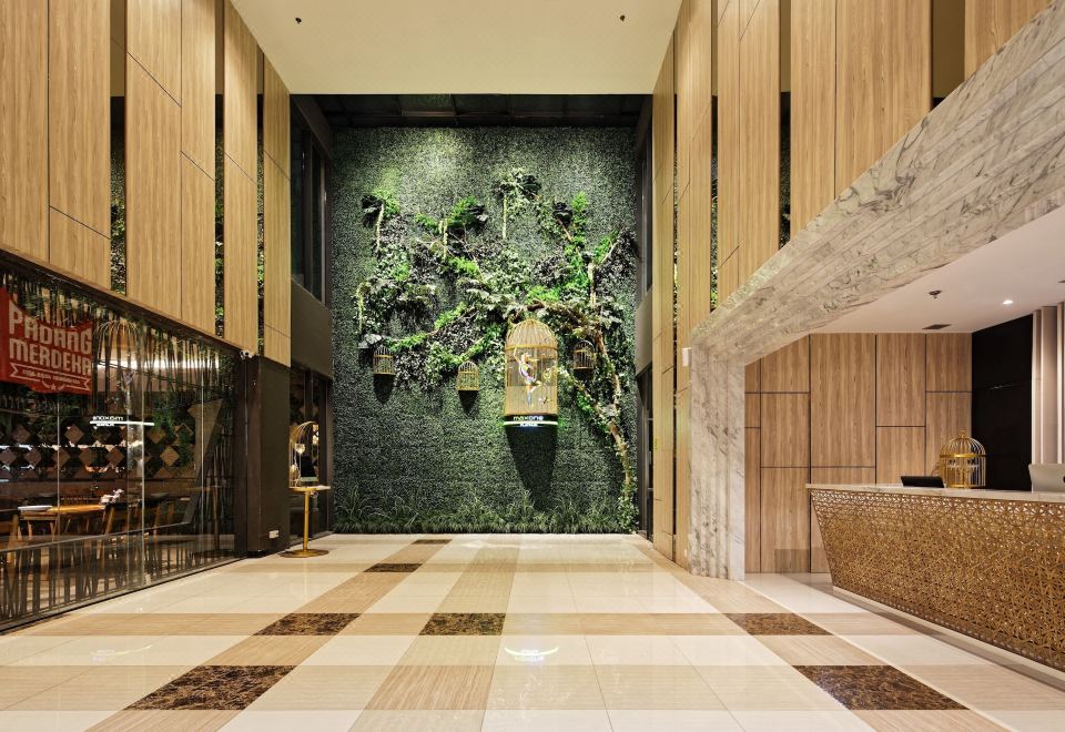 MaxOne Platinum Hayam Wuruk 호텔 로비 또는 식사 공간