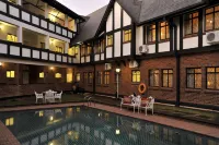 Cresta Churchill Hotel - Pools