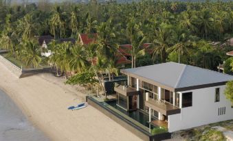 Villa U : Luxury Beachfront Pool Villa