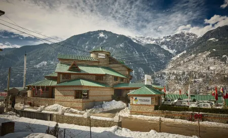 Club Mahindra White Meadows Manali Отели рядом с достопримечательностью «Igloo stay sethan»