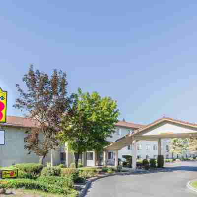 Super 8 by Wyndham Bend Hotel Exterior