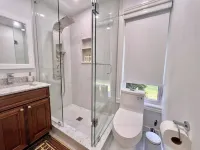 Cozy Home Near Transit & Hillcrest Mall with Free Parking - Homestays