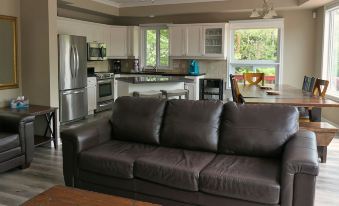 5 Bedrooms, Mountain Views, Steps from Blue Mountain Village, Hot Tub, BBQ