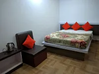 Hotel Laxmi Hoteles cerca de बाह्रमासे झरना ( Evergreen Waterfall)