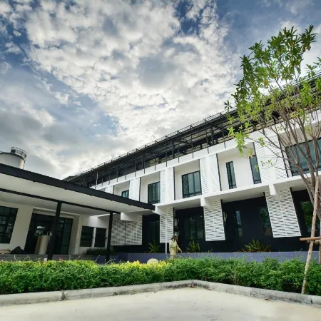 By Hotel Kanchanaburi Отели рядом с достопримечательностью «Школа Висадтагунгсри»