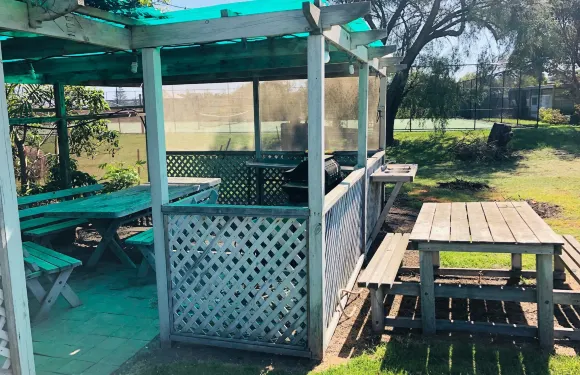 松林避風港汽車旅館