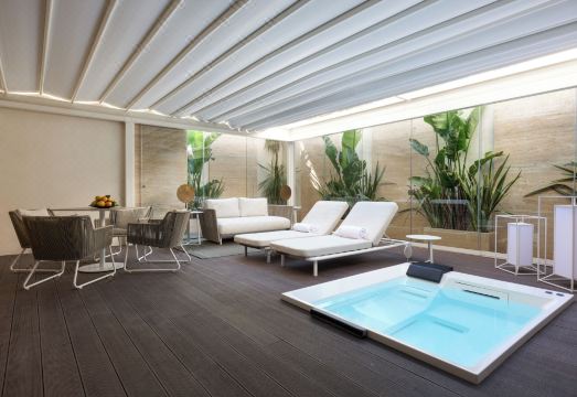 더 퍼스트 로마 아르테 외관