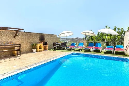 Ta Guljetta Villa Sleeps 8 with Pool - parking