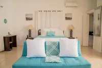 Villa Serenity- Water View Suite - Sleeps 3 -pool Hotel di Cooper Jack Bay Settlement