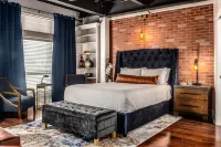 Heart of Downtown Lakeland - Urban Luxury Loft. Studio + Memory Foam Sofa Bed