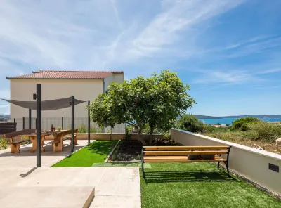 Contemporary Apartment with Terrace and Spacious Garden Hotels near PETRO KAMEN d.o.o.