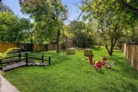 Modern 4BR Home + Jacuzzi 10 minutes from downtown