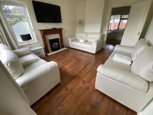 3 Bed House - Sleeps 6 - Garden - Parking - Wifi - Kitchen