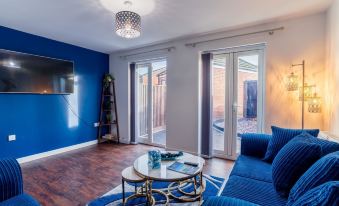 Stylish 3-Bedroom House with Parking - Sleeps 6