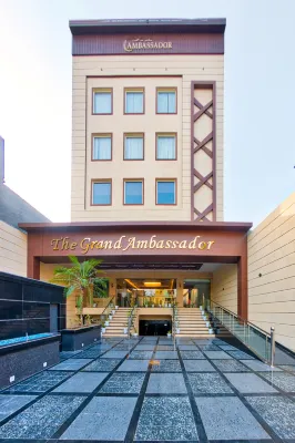 The Grand Ambassador Hoteles cerca de 99
