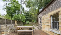 KozyGuru Balmain Charming 3 Room cottage Hotels near BACCHUS fine food and wine