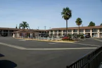 Colony Inn - parking