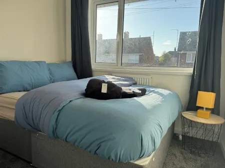 Housesleeps5-riverfront-parking-garden-contractors