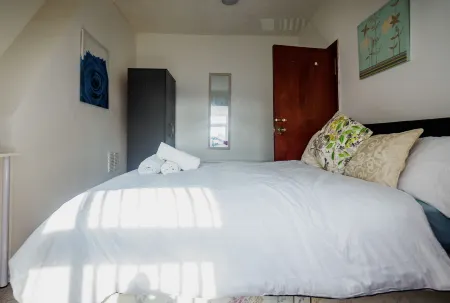 Wood Hus Lodge Very Lovely Specious Room 5 Отели рядом с достопримечательностью «The Excel Academy»