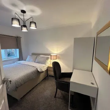 Cosy 3-bed Retreat - Garden, Parking & Bbq Hotels near محطة خدمات فرانكلي إم 5