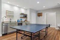 Lake Keowee Luxury. Quiet Cove. Putting Green. Near Clemson. Sleeps 18