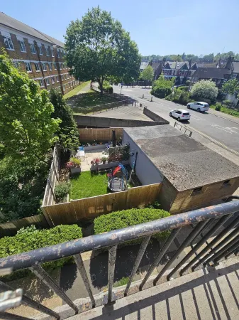 Room in Guest Room - Charming London Guest Room with Garden BBQ