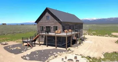 Cabin in Island Park; near Yellowstone, Water Views & Outdoor Sports! Hotel dekat Harriman State Park