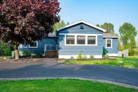 Newly Baileys Harbor Home, 1 Block DT, Open Concept with Huge Yard Hotel a Baileys Harbor