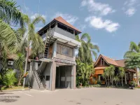 Mahkota Hotel Hotel dekat Wisata gathak temuguruh