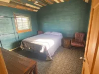 The Covered Porch Hideaway - Lakeside Tiny House Rental - Sleeps 4 Hotels in Rock County