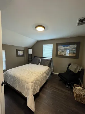 Charming 4-bedroom house with WiFi and AC in DeKalb