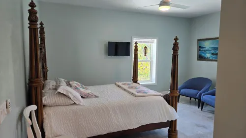 Charming 1-bedroom apartment in Bokeelia with WiFi, AC, pool & heated spa