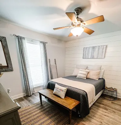 Cozy beach cottage a block off the beach. 3 minutes to downtown Bay St Louis!