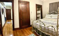 Cozy 1-bedroom apartment in historic Dubuque with AC, WiFi