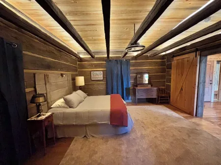 1850 log cabin with 2 br, 2 baths, W/D, mini split A/C, carport attached Отели в г. Каддо