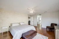 All yours! Tranquil & serene Hill Country family home on Lake Travis in Austin.