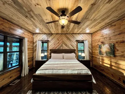 New Cabin/Private Pickleball Court/Hot Tub/Firepit/Foosball/Fireplace/Families