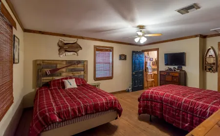 The only VRBO on the North end of Toledo Bend. Cabin with lakefront access