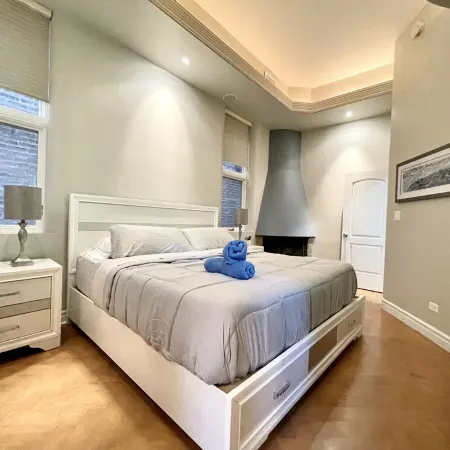 GROUP LUX in Old Town/Gold Coast (+private roof)