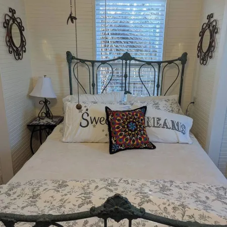 Charming bungalow near downtown Round Rock! High speed Wi-Fi!