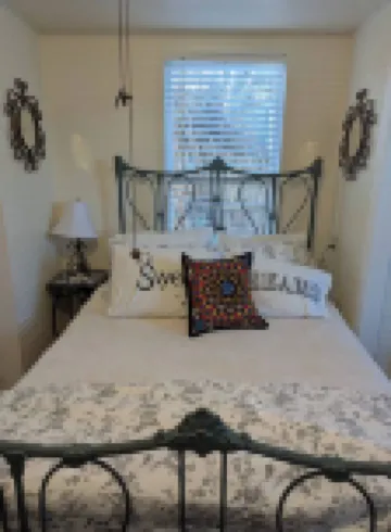 Charming bungalow near downtown Round Rock! High speed Wi-Fi!