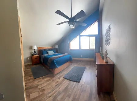 Custom Newly Discounted Condo. Minutes from Ski Slopes, Restaurant & Shopping.